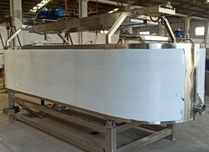 公司新增奶酪制作設(shè)備—不銹鋼奶酪槽、奶油摔打機(jī)